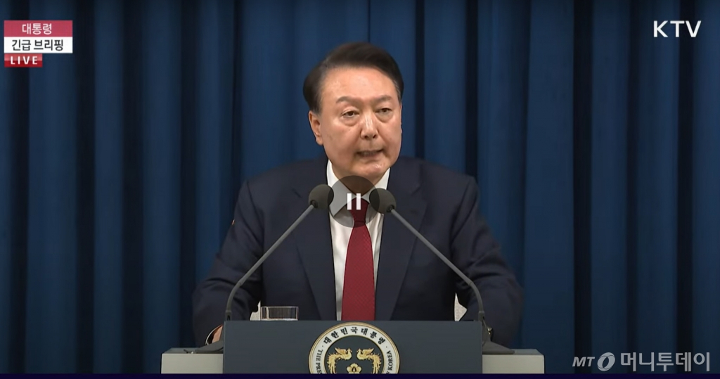 (서울=뉴스1) = 윤석열 대통령이 3일 밤 서울 용산 대통령실 청사에서 긴급 대국민 특별 담화를 하고 있다. (KTV 캡쳐) 2024.12.3/뉴스1 Copyright © 뉴스1. All rights reserved. 무단 전재 및 재배포, AI학습 이용 금지. /사진=(서울=뉴스1)