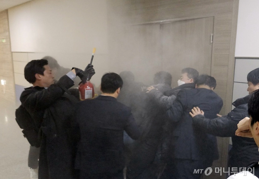 [서울=뉴시스] 고승민 기자 = 윤석열 대통령이 긴급 대국민 담화를 통해 비상계엄령을 발표한 가운데 4일 서울 여의도 국회에서 보좌진들이 소화기를 뿌리며 계엄군 진입을 막고 있다. 2024.12.04. kkssmm99@newsis.com /사진=강종민