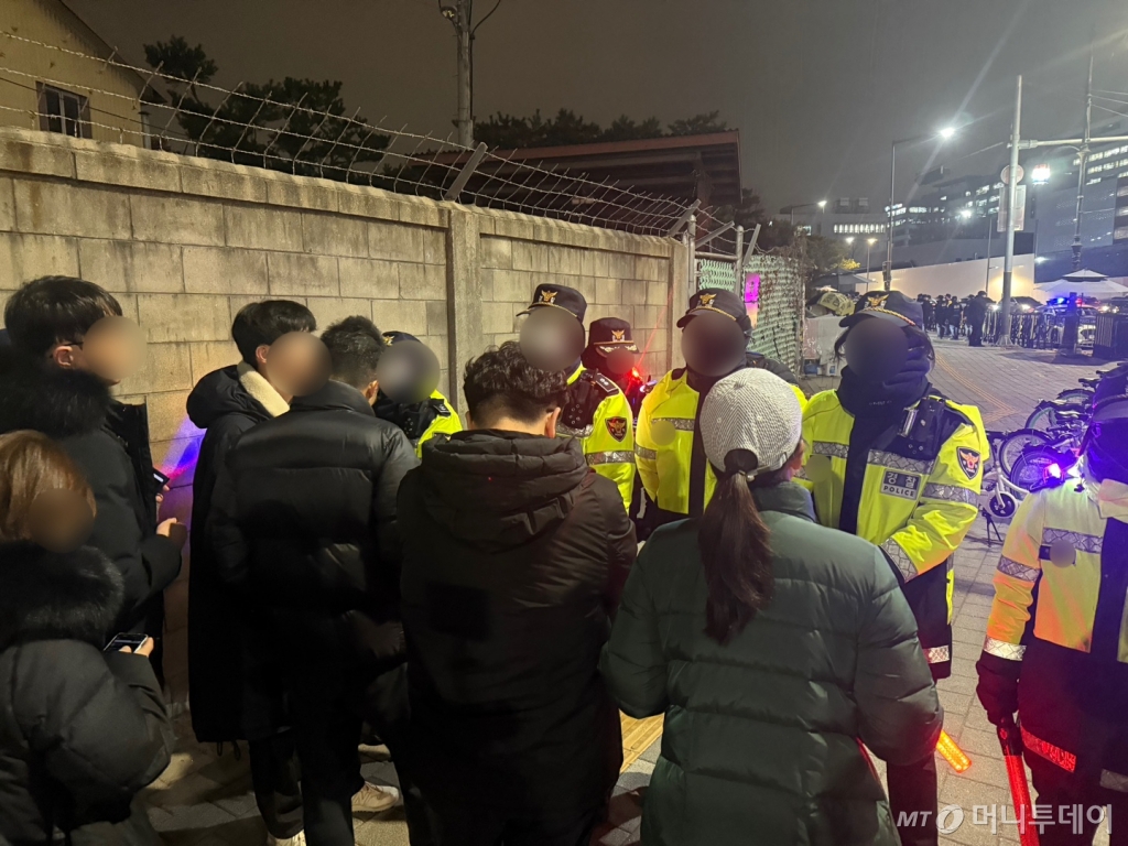 계엄령 선포 후 용산 대통령실 앞 /사진=김선아