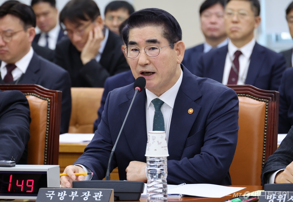 [서울=뉴시스] 조성우 기자 = 김용현 국방부 장관이 28일 오전 서울 여의도 국회에서 열린 국방위원회 전체회의에서 의원 질의에 답변하고 있다. 2024.11.28. xconfind@newsis.com /사진=조성우