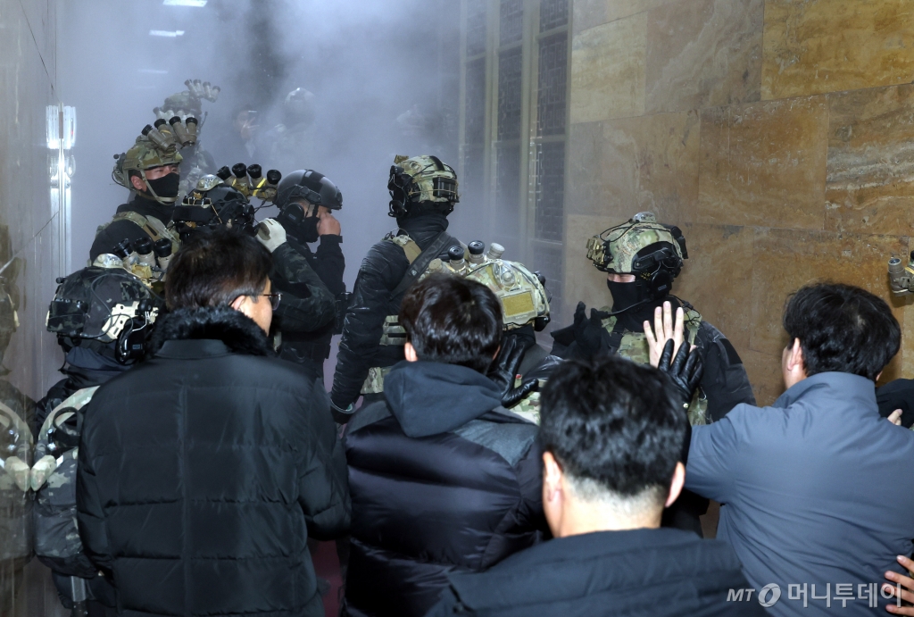 [서울=뉴시스] 조성봉 기자 = 윤석열 대통령이 긴급 대국민 담화를 통해 비상계엄령을 발표한 가운데 4일 서울 여의도 국회 본청으로 군 병력이 진입해 본회의장으로 향하자 보좌진들이 소화기를 뿌리며 가로막고 있다. 2024.12.04. suncho21@newsis.com /사진=조성봉