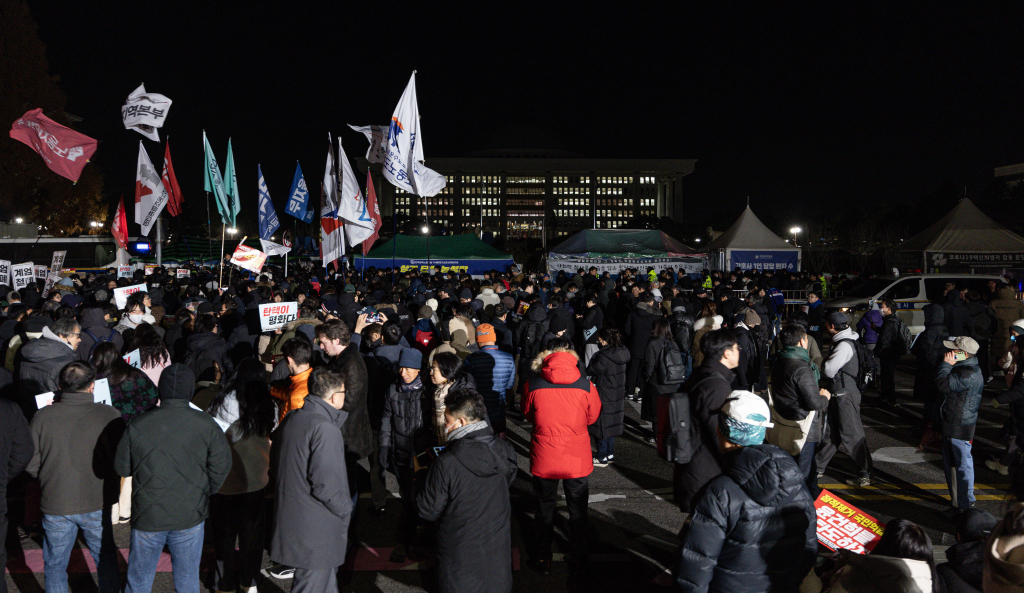 윤석열 대통령의 비상계엄 해제 요구 결의안이 국회 본회의에서 통과된 4일 새벽 서울 여의도 국회 정문 앞에 모인 시민들이 모여 있다. /사진=뉴스1 