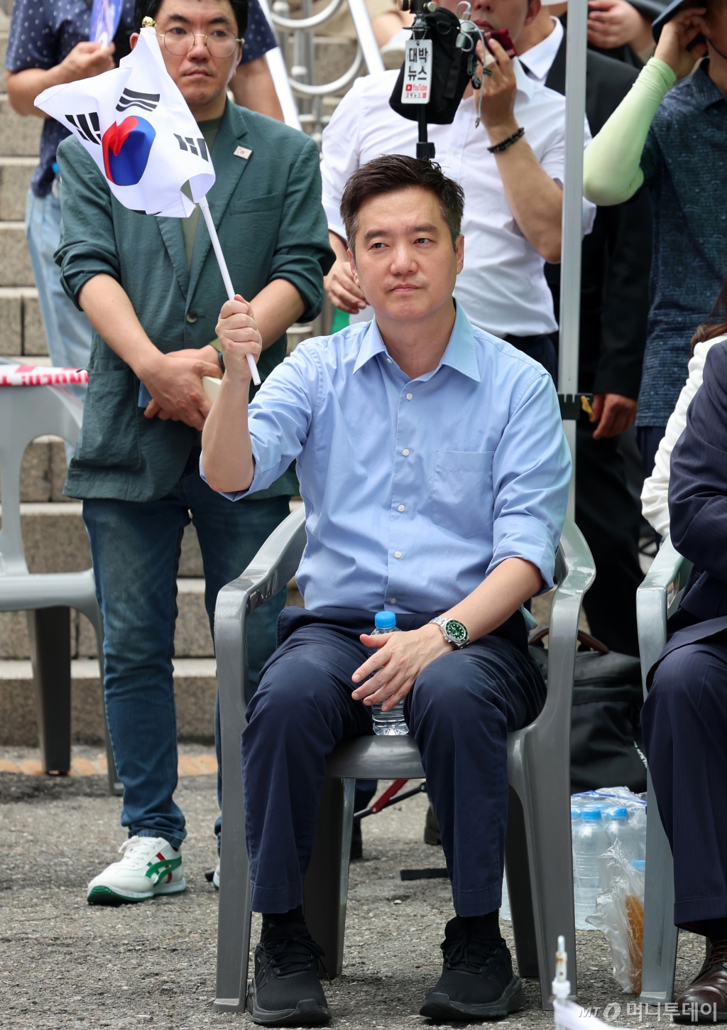 김세의 가로세로연구소 대표가 지난 8월 15일 오후 서울 중구 서울역광장에서 열린 건국76주년, 광복79주년 제259차 태극기집회에서 태극기를 들고 있다. /사진=뉴시스