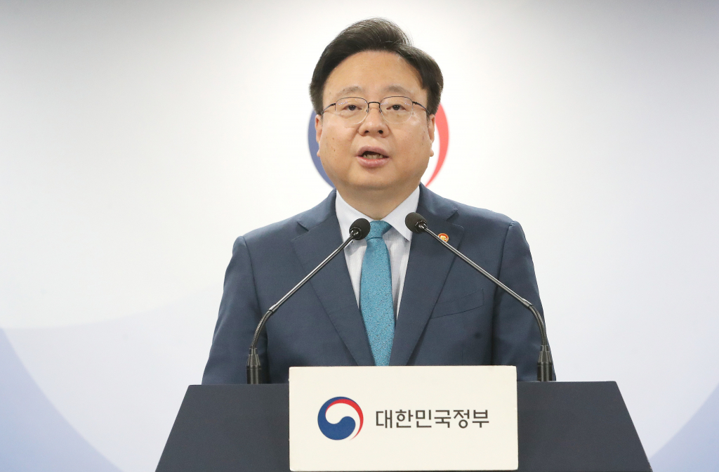 사상초유의 비상계엄 사태가 선포부터 해제까지 약 6시간 만에 종료됐다. 사실상 대통령이 직접적으로 파업 전공의들을 향해 '처단'이란 공격적 메시지를 보이면서 의료계 반발 수위가 고조될 것으로 보인다. 정부는 "의료개혁은 예정대로 추진하겠다"는 입장을 고수 중이지만 이번 상황에 대해 뚜렷한 후속조치는 마련되지 않고 있다. 사진은 조규홍 보건복지부 장관이 지난 9월30일 서울 종로구 정부서울청사에서 의료개혁 추진 상황 브리핑을 하는 모습. /사진=뉴스1
