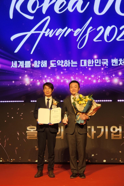 김진영 엑시나 대표(사진 오른쪽)가 '코리아 VC 어워즈 2024'에서 올해의 투자기업으로 선정돼 상을 받고 기념사진을 촬영 중이다/사진제공=엑시나