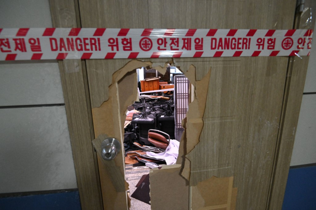  4일 국회에서 계엄군에 의해 문이 파손된 모습/AFPBBNews=뉴스1