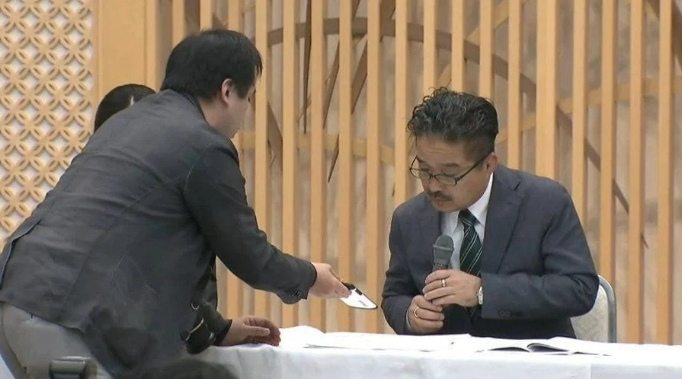 야마구치 마호 폭로 관련 기자회견을 진행한 소속사 관계자들. 실시간으로 야마구치 마호가 X에 올린 글을 확인하는 모습. /사진=온라인 커뮤니티 캡처