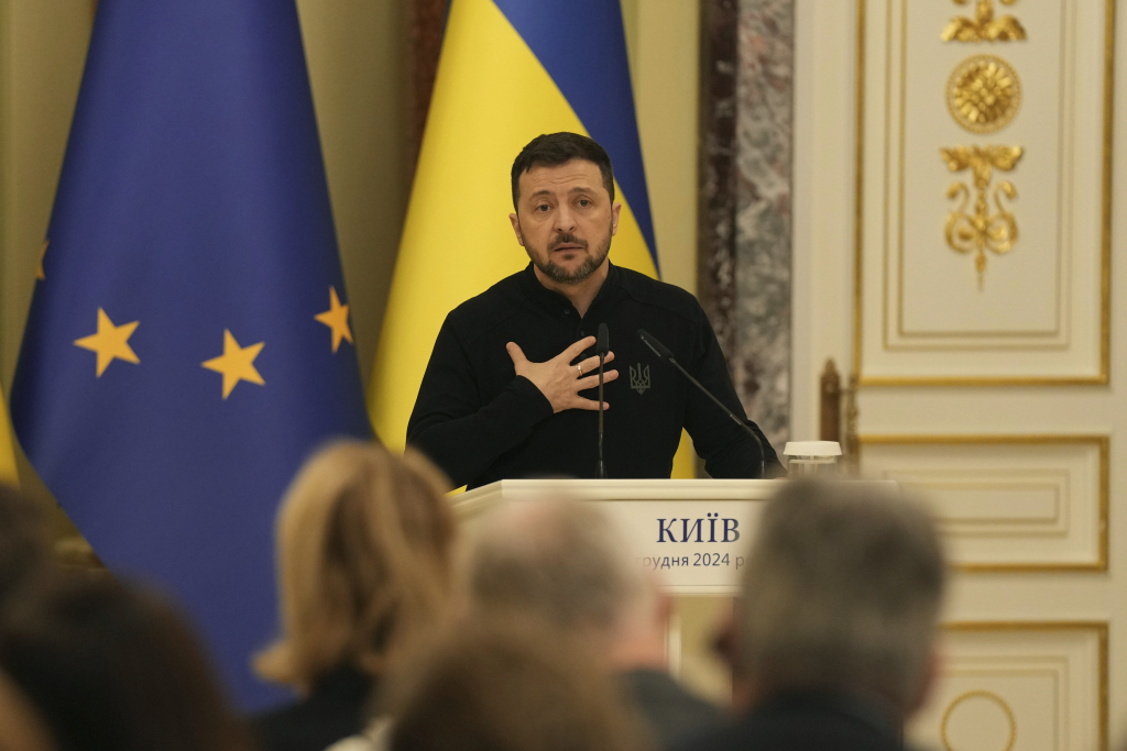 볼로디미르 젤렌스키 우크라이나 대통령이 1일(현지시간) 키이우에서 안토니우 코스타 유럽연합(EU) 정상회의 상임의장과 공동 기자회견하고 있다. 젤렌스키 대통령은 이 자리에서 EU를 향해 우크라이나의 북대서양조약기구(NATO·나토) 가입과 서방에서 받은 장거리 무기 사용 확대 지원을 요청했다. /AP=뉴시스 