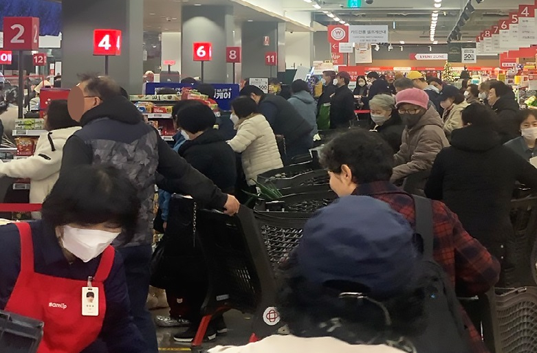 홈플대란 첫날 고객들이 몰린 홈플러스 메가 푸드 마켓 라이브 강서점 전경. /사진제공=홈플러스