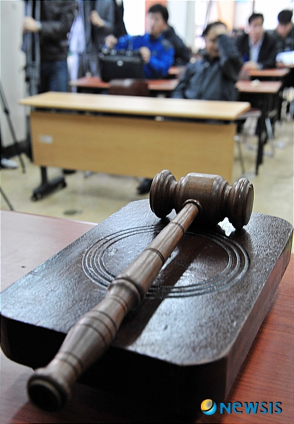 2009년 2월 9일 오후 서울 영등포 민주노총 회의실에서 민주노총 관계자들이 간부의 성폭력 범죄와 관련해 열리는 제4차 중앙집행위원회 시작 전 민주노총 관계자들이 생각에 잠겨있다. /사진=뉴시스