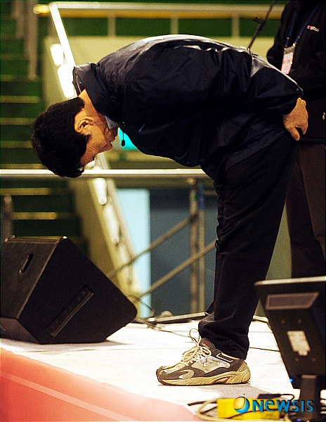 이석행 민주노동조합총연맹(민주노총) 전 위원장은 2009년 4월 1일 고위 간부의 성폭력 사건과 관련, "피해자에게 진심으로 가슴 깊이 사과를 드린다"고 거듭 고개를 숙였다./사진=뉴시스