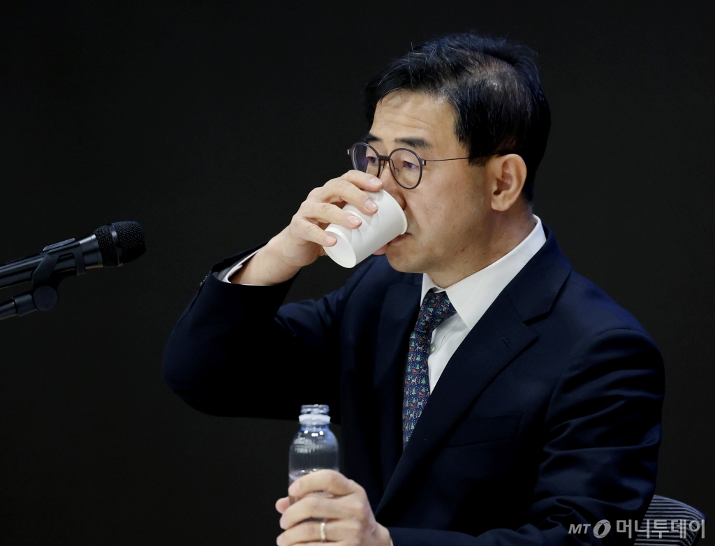 [서울=뉴시스] 김진아 기자 = 박형욱 대한의사협회 비상대책위원장이 5일 서울 용산구 대한의사협회에서 열린 의협 비상대책위원회 제3차 회의 관련 브리핑에 앞서 물을 마시고 있다. 2024.12.05. bluesoda@newsis.com /사진=김진아