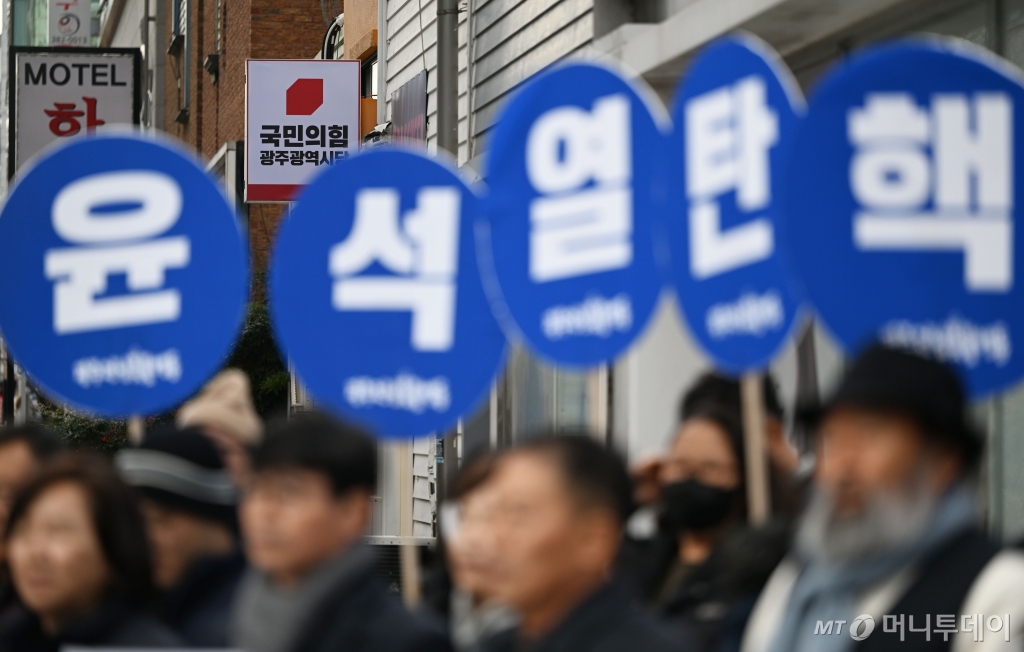 윤석열 정권 퇴진 광주비상행동이 5일 오후 광주 서구 국민의힘 광주시당사 앞에서 기자회견을 열어 윤석열 대통령 탄핵안 거부를 당론으로 내세운 국민의힘을 규탄하고 있다. /사진=뉴시스