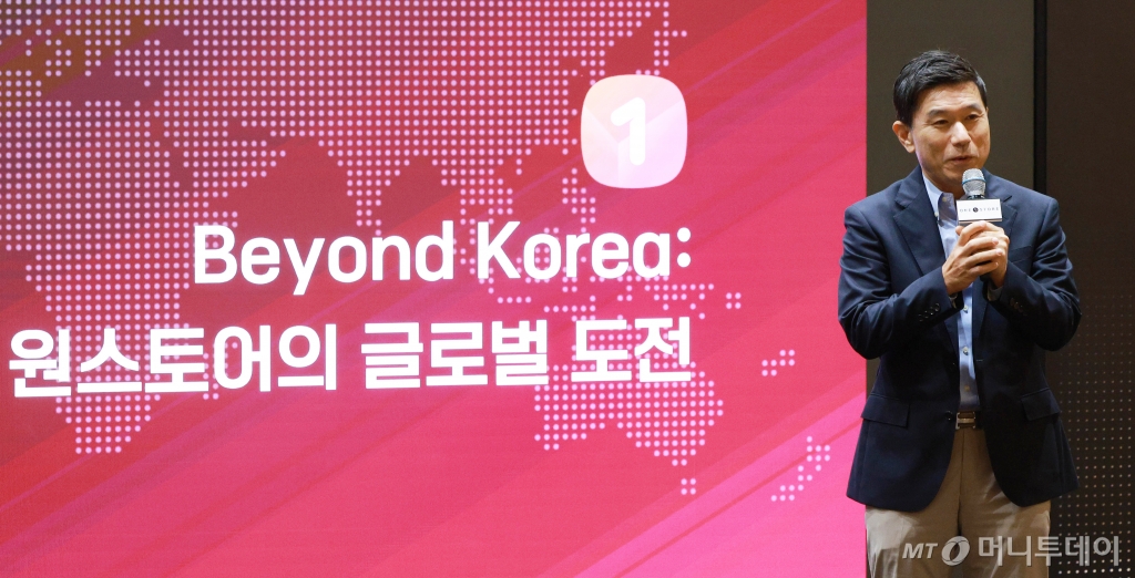 전동진  전 원슨토어대표가 지난 8월 28일 서울 중구 을지로 SK텔레콤 본사 수펙스홀에서 열린 원스토어, 글로벌 진출 선언 기자간담회에서 프레젠테이션을 하고 있다.  /사진=머니S