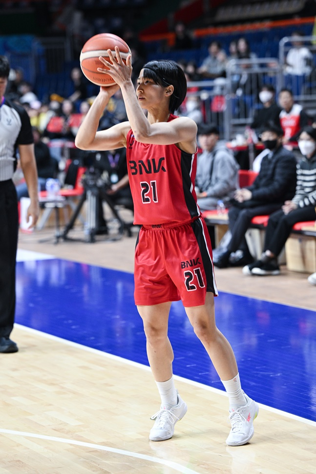 이이지마 사키가 슛을 시도하고 있다. /사진=WKBL 제공