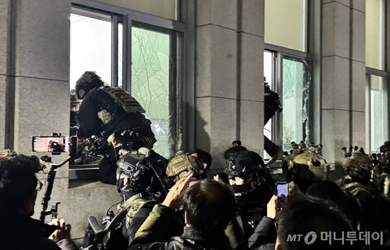 윤석열 대통령이 지난 3일 밤 긴급 대국민 담화를 통해 비상계엄령을 발표한 가운데 4일 서울 여의도 국회에서 계엄군이 창문을 깨고 진입하고 있다. / 사진=뉴시스