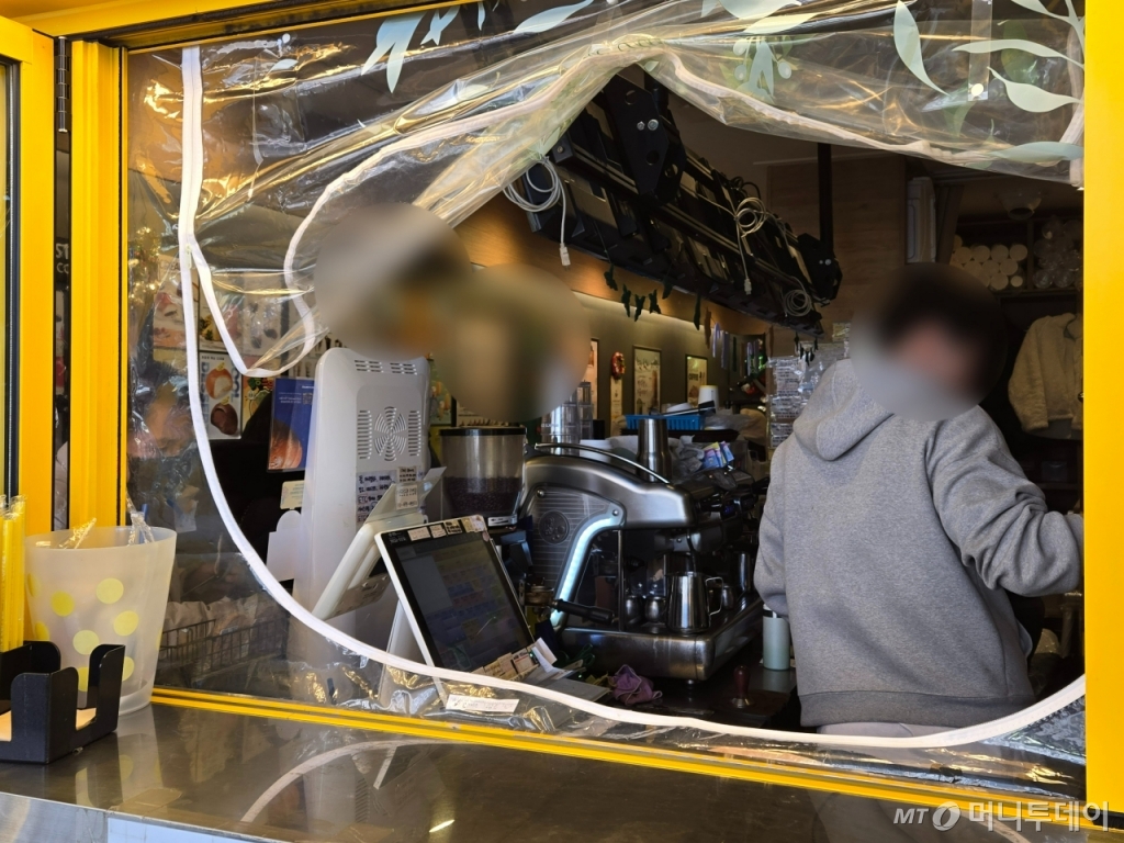 국회 인근 카페는 불어난 시민들로 만석이었다. 전날 이 일대 카페에는 시위에 참여하는 시민들을 위해 '음료를 선결제 해놓겠다'는 주문이 다수 들어왔다./사진=이혜수 기자