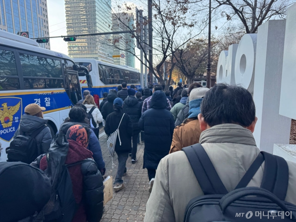 -7일 오후 2시10분쯤 서울 영등포구 여의도동 여의도공원 앞. 각지에서 국회 앞에서 열리는 집회를 참석하기 위해 여의도동에 도착한 시민들이 국회의사당 쪽으로 이동하고 있다/사진=김호빈 기자