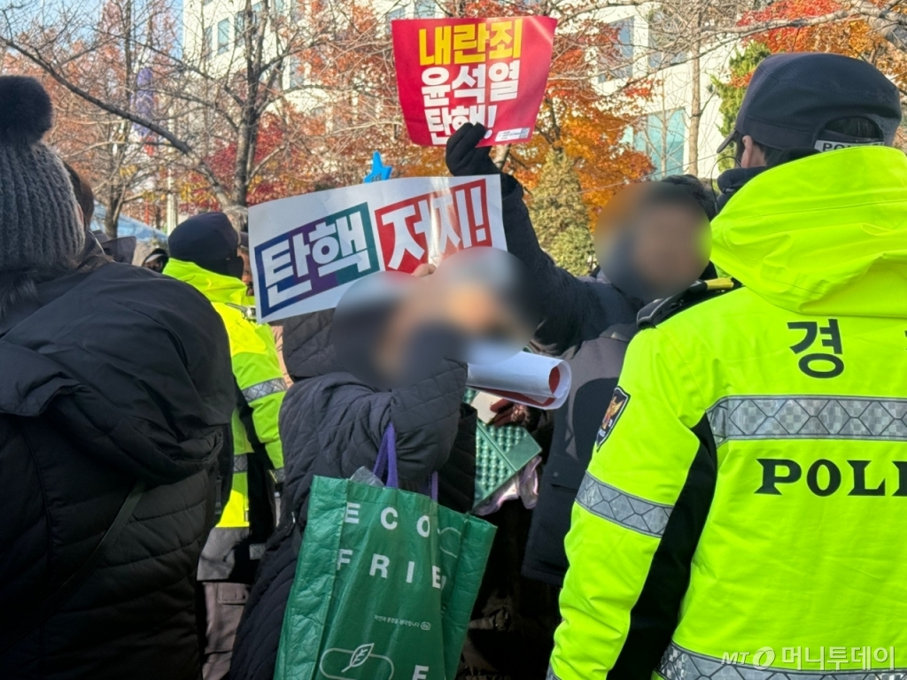 7일 서울 영등포구 국회 일대에 나온 시위대. 경찰 기동대 버스를 기준으로 나눠진 보수와 진보 시위대는 신경전을 벌이는 모습./사진=김선아 기자