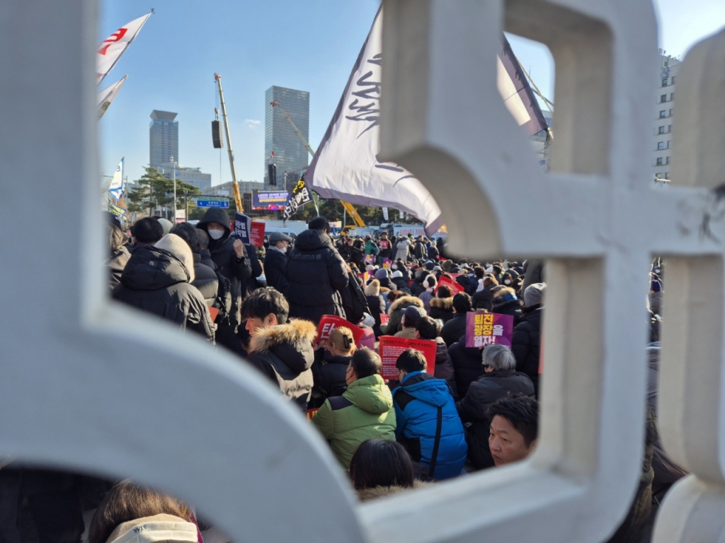 7일 서울 여의도 국회의사당 정문 앞에서 '윤석열 대통령 퇴진'을 요구하는 집회가 열리고 있다./사진=오문영 기자