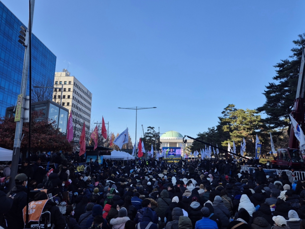 7일 서울 여의도 국회의사당 정문 앞에서 '윤석열 대통령 퇴진'을 요구하는 집회가 열리고 있다./사진=오문영 기자