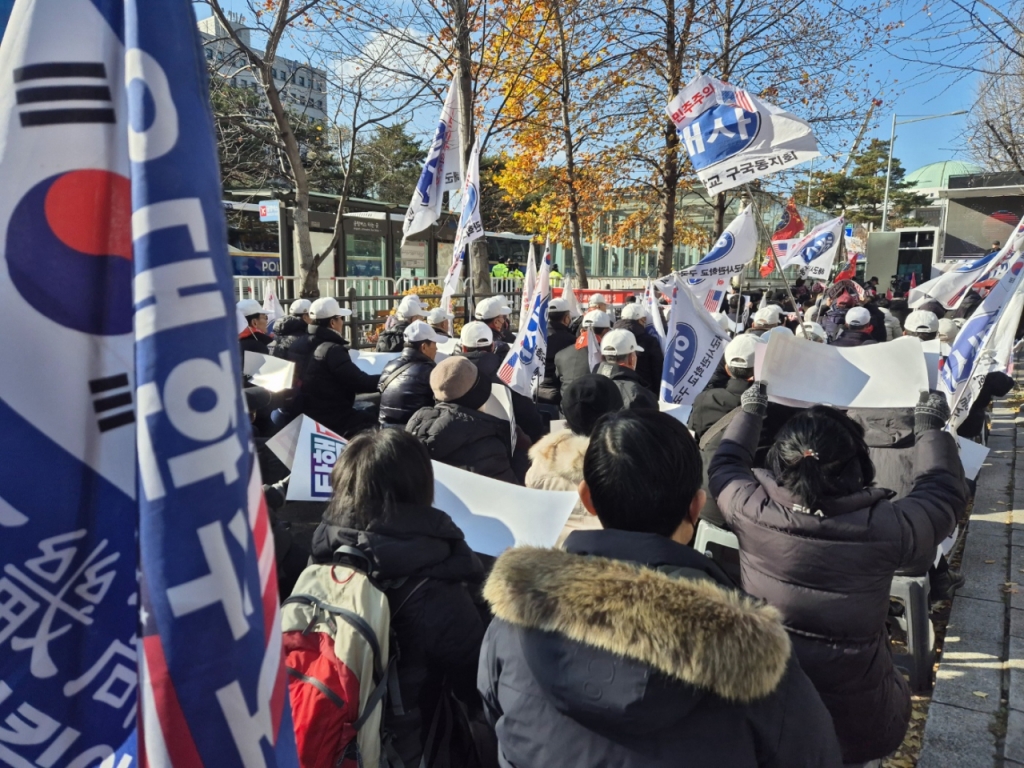 7일 서울 여의도 국회의사당 정문 앞에서 '윤석열 대통령 탄핵 반대'을 요구하는 집회가 열리고 있다./사진=오문영 기자