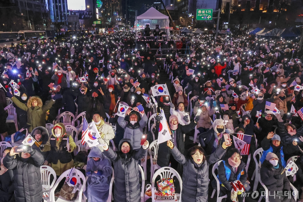 (서울=뉴스1) 민경석 기자 = 자유통일당과 대한민국바로세우기 국민운동본부 등 보수단체 회원들이 '김건희 여사 특별법' 부결 소식과 '윤석역 대통령 탄핵안' 부결 전망에 기뻐하고 있다. 2024.12.7/뉴스1  Copyright © 뉴스1. All rights reserved. 무단 전재 및 재배포,  AI학습 이용 금지. /사진=(서울=뉴스1) 민경석 기자