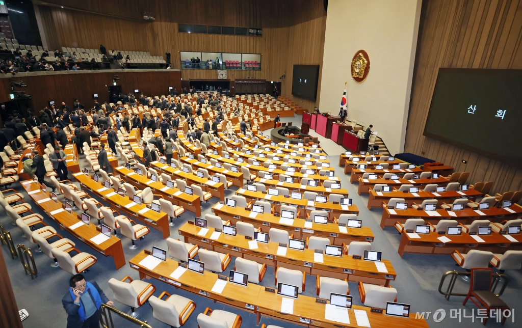 [서울=뉴시스] 조성우 기자 = 더불어민주당 등 야당 의원들이 7일 오후 서울 여의도 국회에서 열린 제418회국회(정기회) 제17차 본회의에서 윤석열 대통령 탄핵소추안이 국민의힘 표결 불참에 따른 의결정족수(200명) 미달, '투표 불성립'으로 투표 종료가 선언된 뒤 회의장을 나서고 있다. 2024.12.07. xconfind@newsis.com /사진=조성우