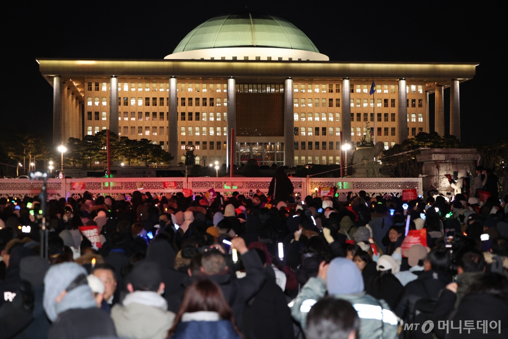 [서울=뉴시스] 황준선 기자 = 7일 서울 여의도 국회 앞에서 열린 '내란죄 윤석열 퇴진! 국민주권 실현! 사회대개혁! 국민촛불대행진'이 마무리 된 뒤 일부 시민이 남아 국회를 향해 윤석열 대통령의 탄핵을 촉구하고 있다. 2024.12.07. hwang@newsis.com /사진=황준선