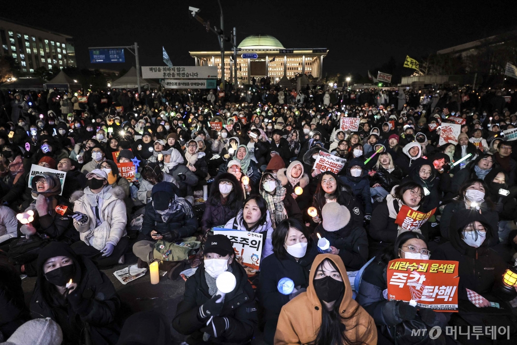 [서울=뉴시스] 정병혁 기자 = 7일 서울 영등포구 국회 앞에서 열린 '내란죄 윤석열 퇴진! 국민주권 실현! 사회대개혁! 국민촛불대행진'에서 시민들이 국민의힘 의원들의 윤석열 대통령 탄핵안에 대한 투표를 촉구하며 구호를 외치고 있다. 2024.12.07. jhope@newsis.com /사진=정병혁