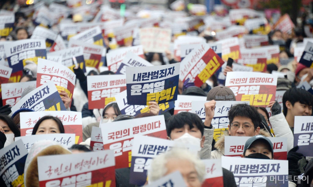[전주=뉴시스] 김얼 기자 = 윤석열 퇴진 비상 촛불집회가 열린 7일 전북 전주시 객사 앞 도로에서 윤석열 대통령 탄핵을 촉구하는 시민들이 모여 구호를 외치고 있다. 2024.12.07. pmkeul@newsis.com /사진=김얼