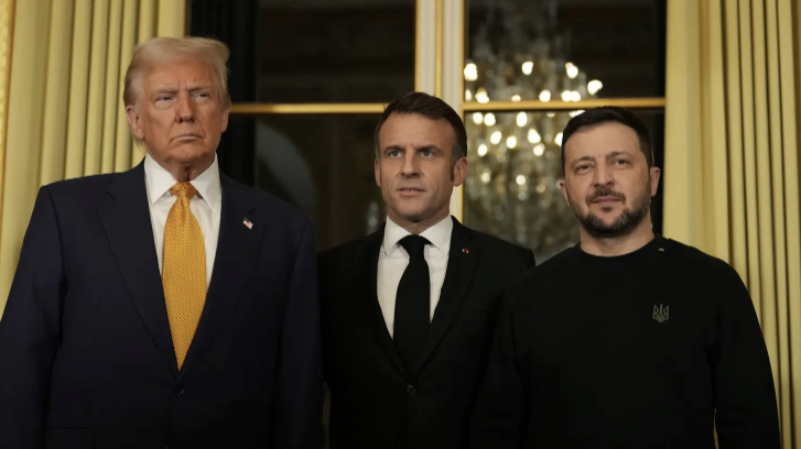 에마뉘엘 마크롱 프랑스 대통령(가운데)의 초청으로 프랑스 파리를 방문한 도널드 트럼프 미국 대통령 당선인(맨 왼쪽)이 7일(현지시간) 엘리제궁에서 볼로디미르 젤렌스키 우크라이나 대통령과 함께 기념사진을 찍고 있다. 이날 3자 회동은 마크롱 대통령의 제안으로 성사됐다. /AP=뉴시스