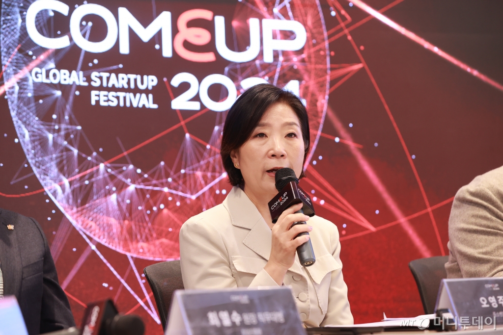 (서울=뉴스1) = 오영주 중소벤처기업부 장관이 25일 서울 강남구 글로벌스타트업센터(GSC)에서 스타트업 축제 '컴업(COMEUP) 2024' 주요 내용을 브리핑하고 있다.   '컴업 2024'은 다음 달 11일부터 12일까지 서울 코엑스에서 열린다. 올해 컴업에는 해외 40여개국에서 150여개 스타트업과 투자자 등이 참석할 예정이다. (중소벤처기업부 제공) 2024.11.25/뉴스1  Copyright © 뉴스1. All rights reserved. 무단 전재 및 재배포,  AI학습 이용 금지. /사진=(서울=뉴스1)