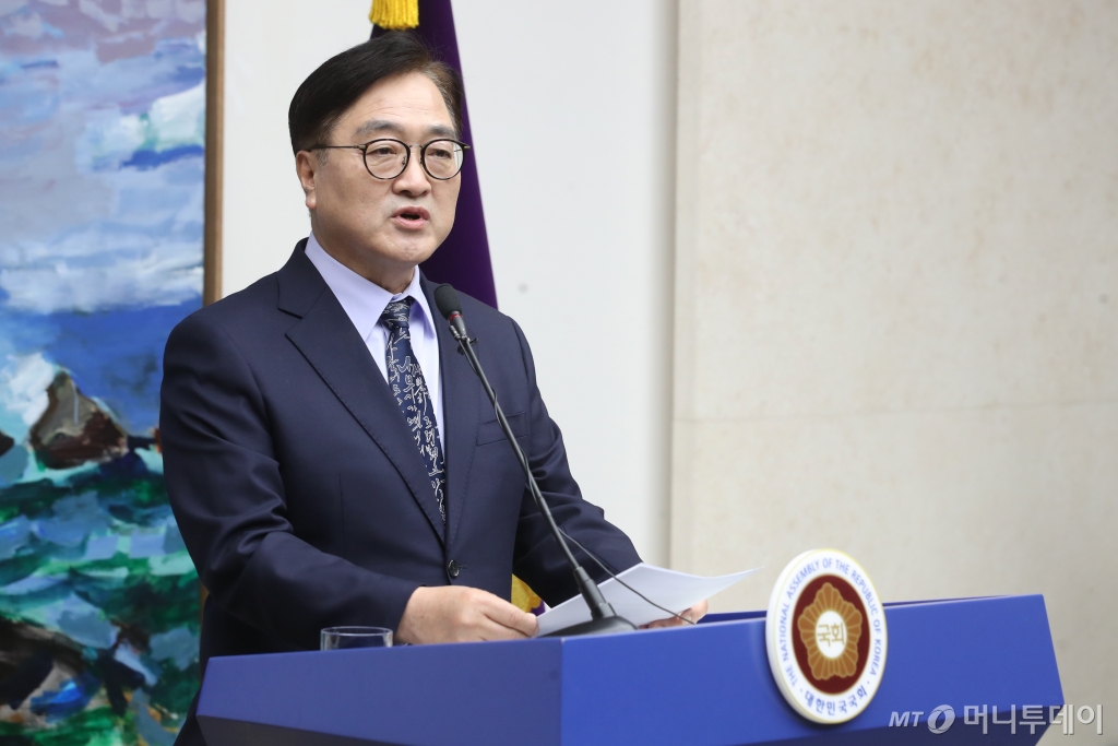 우원식 국회의장이 8일 오후 서울 여의도 국회에서 한덕수 국무총리와 한동훈 국민의힘 대표의 대국민 담화 발표와 관련해 입장을 밝히는 긴급 기자회견을 하고 있다. 2024.12.8/뉴스1  Copyright © 뉴스1. All rights reserved. 무단 전재 및 재배포,  AI학습 이용 금지. 