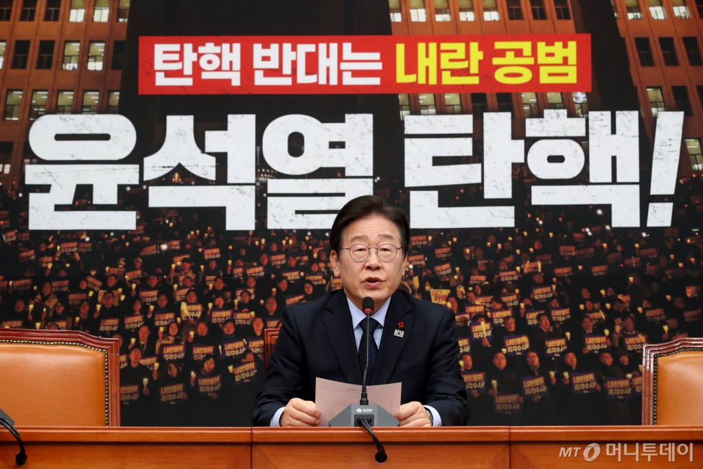 이재명 더불어민주당 대표가  8일 오후 서울 여의도 국회에서 한덕수 국무총리와 한동훈 국민의힘 대표의 대국민 담화 발표와 관련해 입장을 밝히는 기자간담회를 하고 있다. 2024.12.8/뉴스1  Copyright © 뉴스1. All rights reserved. 무단 전재 및 재배포,  AI학습 이용 금지. /사진=(서울=뉴스1) 이광호 기자