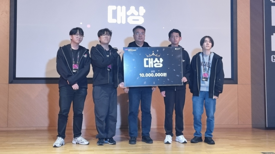 지난 6일 서울 강서구 마곡 LG사이언스파크에서 열린 LG유플러스 시큐리티 해커톤에서 대상을 수상한 '벌집으로 만들어주마'팀이 홍관희 LG유플러스 CISO(전무)와 기념촬영을 하고 있다. /사진=배한님 기자