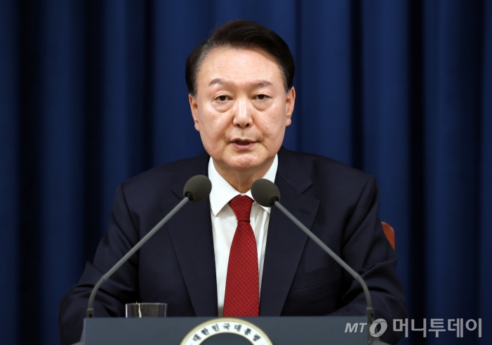 윤석열 대통령이 지난 3일 밤 서울 용산구 대통령실 청사에서 긴급 대국민 특별 담화를 통해 '비상계엄'을 선포하고 있는 모습. / 사진=대통령실