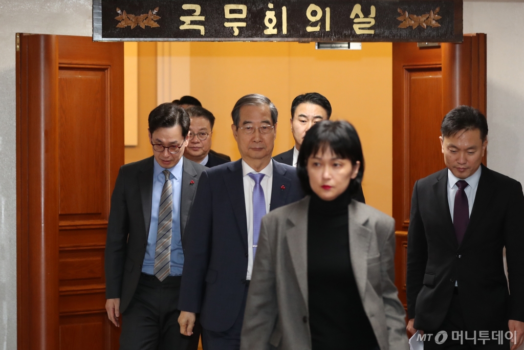 (서울=뉴스1) 임세영 기자 = 한덕수 국무총리가 8일 오후 서울 종로구 정부서울청사에서 열린 국무위원 간담회를 마치고 나와 승강기를 타기 위해 이동하고 있다. (공동취재) 2024.12.8/뉴스1 Copyright © 뉴스1. All rights reserved. 무단 전재 및 재배포, AI학습 이용 금지. /사진=(서울=뉴스1) 임세영 기자