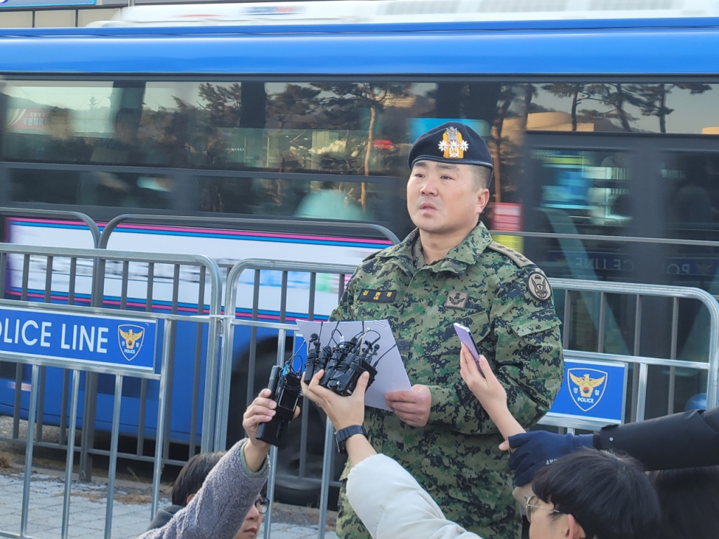 김현태 특전사령부 제707특수임무단장(대령) 서울 용산구 전쟁기념관 앞 긴급 기자회견을 열고 울먹이고 있다. / 사진=김인한 기자
