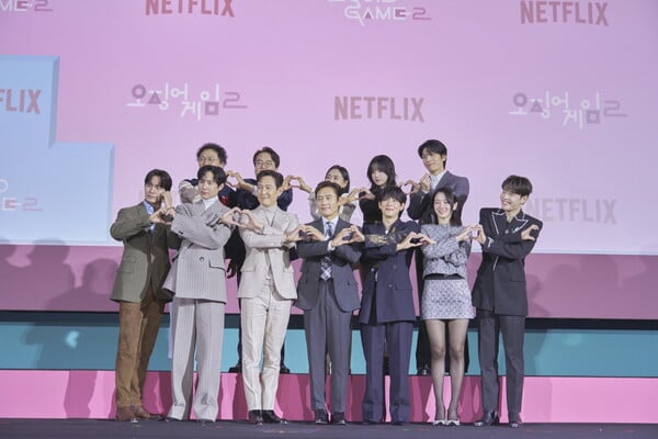 ''오징어게임2' 출연자들이 9일 서울 중구 동대문 디자인 플라자 아트홀1 에서 열린 제작발표회에서 포즈를 취하고 있다. 사진=넷플릭스