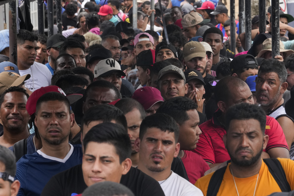 [라하스 블랑카스=AP/뉴시스] 미국에 가는 희망을 품고 '다리엔 갭'을 건넌 불법 이민자들이 10일(현지시각) 파나마 라하스 블랑카스에 있는 이민 관리소에서 밖에서 대기하고 있다. '다리엔 갭'은 파나마와 콜롬비아 사이에 있는 약 160킬로미터(100마일) 길이의 밀림 지역으로 매우 험난하고, 차량이나 도로가 연결되지 않아 인간의 이동이 거의 불가능한 자연 장애물로 알려져 있다. 2024.11.11. 