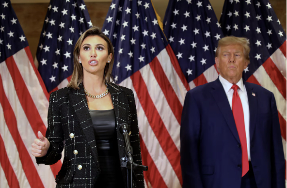 도널드 트럼프 2기 행정부의 백악관 대통령 고문으로 지명된 알리나 하바 변호사(왼쪽) /AFPBBNews=뉴스1