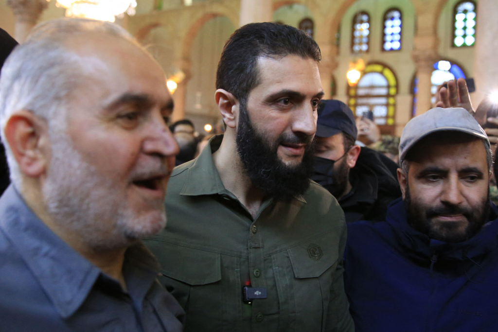 8일(현지시간) 바샤르 알-아사드의 시리아 정부가 붕괴된 뒤 다마스쿠스 우마야드 모스크에서 반군 하야트 타흐리트 알샴(HTS)의 지도자가 시민들과 포즈를 취하고 있다. 2024.12.09  /AFPBBNews=뉴스1