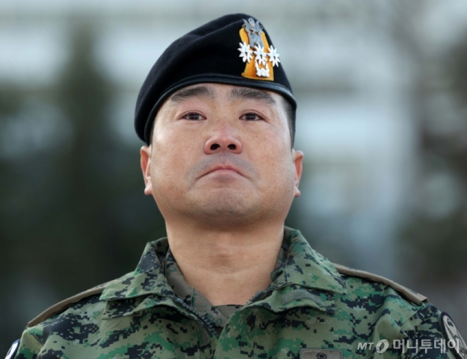 김현태 특전사 제707특수임무단장이 9일 오전 서울 용산구 전쟁기념관 앞에서 기자회견을 하던 중 울먹이고 있다. / 사진=뉴시스