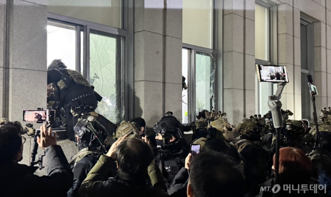 윤석열 대통령이 지난 3일 밤 긴급 대국민 담화를 통해 비상계엄령을 발표한 가운데 4일 서울 여의도 국회에서 계엄군이 창문을 깨고 진입하고 있는 모습. / 사진=뉴시스