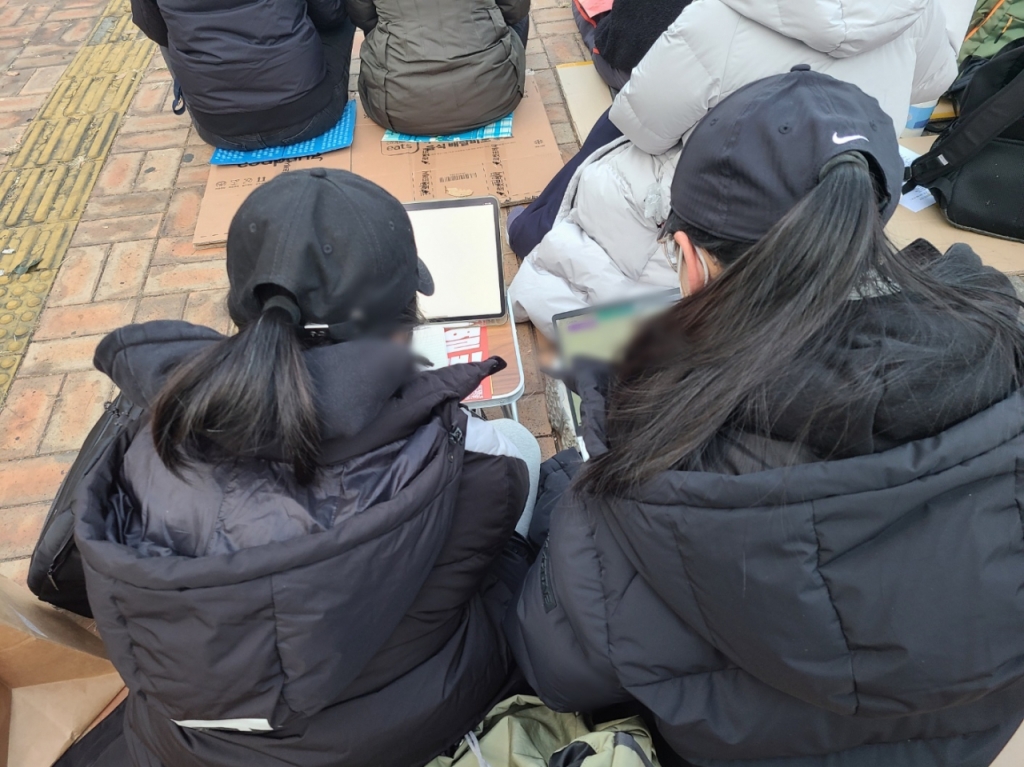 9일 오후 3시30분쯤 국회의사당역 4번 출구에서 취업준비생 권모씨와 김모씨가 각각 컴퓨터활용능력1급 공부와 PPT 작성에 열중하고 있다. 김씨는 앉은뱅이 의자까지 챙겨와 자리를 잡았다./사진=이찬종 기자 