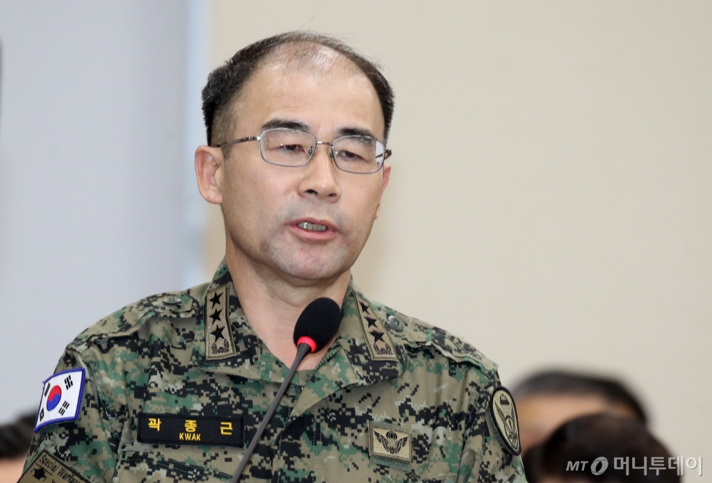 곽종근 전 특수전사령관(중장)이 10일 오후 서울 여의도 국회 국방위원회에서 열린 계엄 관련 긴급 현안질의에서 성일종 위원장의 질의에 답하고 있다. / 사진=뉴스1