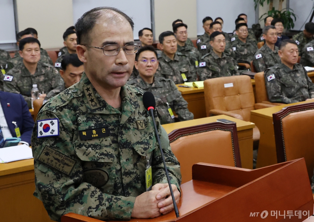 곽종근 전 특수전사령관이 10일 저녁 서울 여의도 국회에서 열린 국방위원회의 긴급 현안질의에서 의원 질의에 답변하고 있다. / 사진=뉴시스