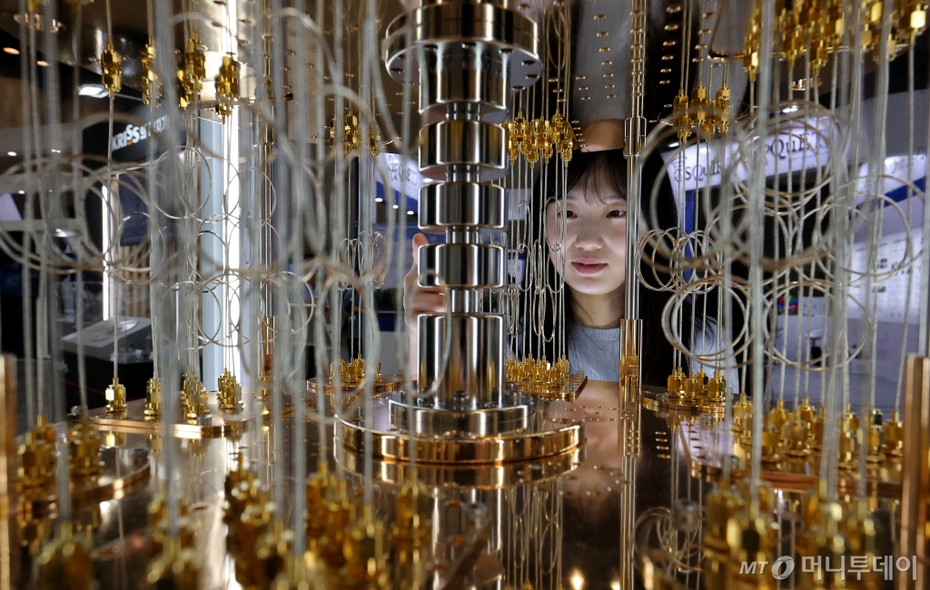 (고양=뉴스1) 장수영 기자 = 25일 오후 경기 고양시 킨텍스에서 열린 퀀텀 코리아 2024에 참가한 한국표준과학연구원 관계자가 양자컴퓨터 모형을 설명하고 있다. 2024.6.25/뉴스1  Copyright © 뉴스1. All rights reserved. 무단 전재 및 재배포,  AI학습 이용 금지. /사진=(고양=뉴스1) 장수영 기자