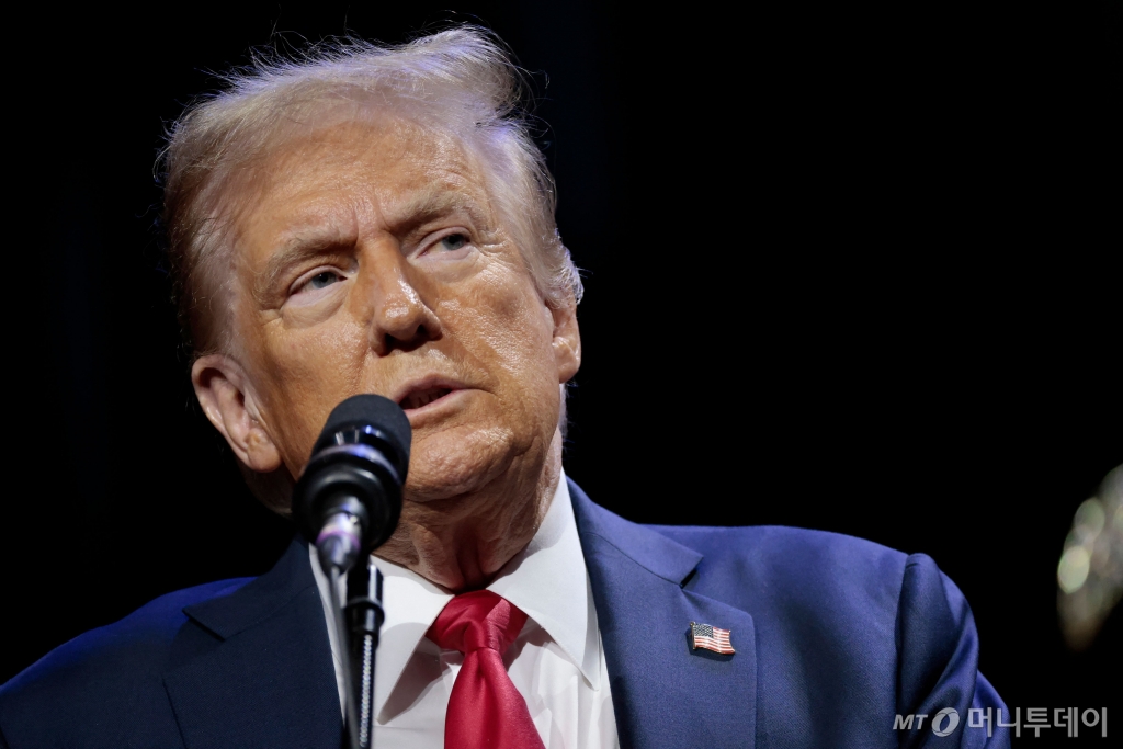 (디트로이트 AFP=뉴스1) 우동명 기자 = 미국 공화당 대선 후보인 도널드 트럼프 전 대통령이 10일(현지시간) 미시간주 디트로이트의 디트로이트 이코노믹 클럽에서 “멕시코에서 생산돼 수입되는 중국산 자동차에 최대 1000% 관세를 부과하겠다”고 말하고 있다. 2024.10.11  ⓒ AFP=뉴스1  Copyright © 뉴스1. All rights reserved. 무단 전재 및 재배포,  AI학습 이용 금지. /사진=(디트로이트 AFP=뉴스1) 우동명 기자